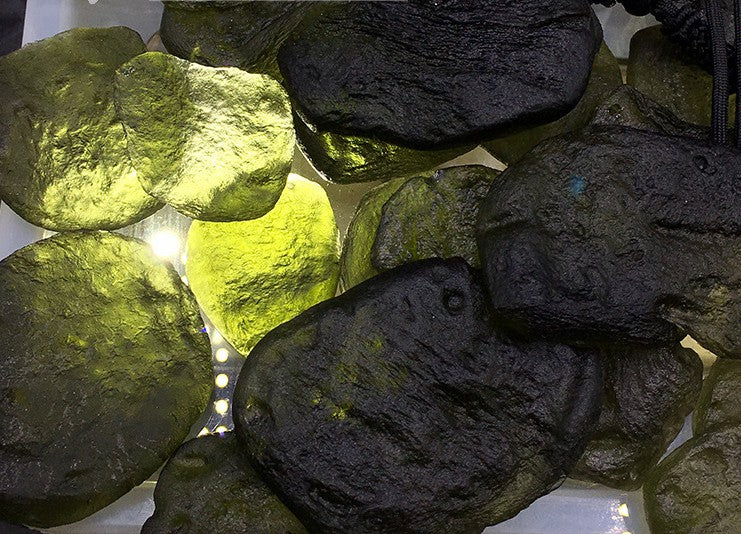 Natural Czech meteorite rough stone pendant green glass meteorite conformal energy rough men and women pendant mineral crystal
