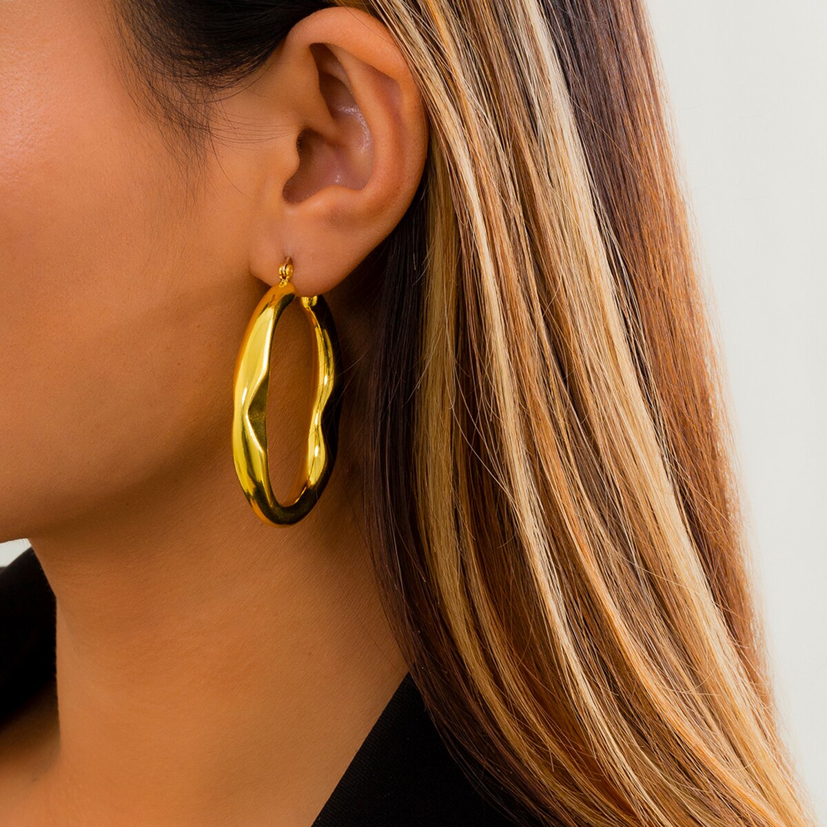 Personality Metal U-Shaped Hollow Geometric Earrings Women's Business All-Match Oval Crease Earrings