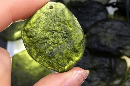 Natural Czech meteorite rough stone pendant green glass meteorite conformal energy rough men and women pendant mineral crystal